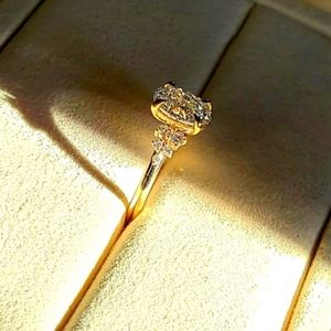 Solid 18k gold 1.5ct E VVS2 lab oval diamond ring with side lab diamond